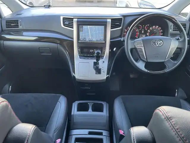 トヨタ ヴェルファイア 2．4Z ゴールデンアイズ 埼玉県 2013(平25)年 14.4万km ホワイトパールクリスタルシャイン (株)IDOMが運営する【じしゃロン川越店】の自社ローン専用車両になります。こちらは現金またはオートローンご利用時の価格です。自社ローンご希望の方は別途その旨お申付け下さい/純正HDDナビ　NHZN-X62G/フルセグ/Bluetooth/CD/DVD/AM/FM/バックカメラ/後席フリップダウンモニター/両側パワースライドドア/クルーズコントロール/電動リアゲート/ハーフレザーシート/後席オットマン/ビルトインETC/HIDオートライト/フォグ/スマートキー（スペアキー×1）/プッシュスタート/ドアバイザー/オート開閉ウインカーミラー/ナノイー/純正フロアマット/ニーエアバッグ/純正18インチアルミホイール/車両取扱説明書