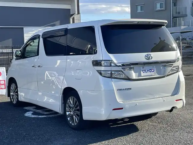 トヨタ ヴェルファイア 2．4Z ゴールデンアイズ 埼玉県 2013(平25)年 14.4万km ホワイトパールクリスタルシャイン (株)IDOMが運営する【じしゃロン川越店】の自社ローン専用車両になります。こちらは現金またはオートローンご利用時の価格です。自社ローンご希望の方は別途その旨お申付け下さい/純正HDDナビ　NHZN-X62G/フルセグ/Bluetooth/CD/DVD/AM/FM/バックカメラ/後席フリップダウンモニター/両側パワースライドドア/クルーズコントロール/電動リアゲート/ハーフレザーシート/後席オットマン/ビルトインETC/HIDオートライト/フォグ/スマートキー（スペアキー×1）/プッシュスタート/ドアバイザー/オート開閉ウインカーミラー/ナノイー/純正フロアマット/ニーエアバッグ/純正18インチアルミホイール/車両取扱説明書