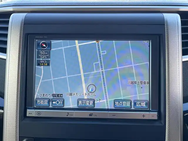 トヨタ ヴェルファイア 2．4Z ゴールデンアイズ 埼玉県 2013(平25)年 14.4万km ホワイトパールクリスタルシャイン (株)IDOMが運営する【じしゃロン川越店】の自社ローン専用車両になります。こちらは現金またはオートローンご利用時の価格です。自社ローンご希望の方は別途その旨お申付け下さい/純正HDDナビ　NHZN-X62G/フルセグ/Bluetooth/CD/DVD/AM/FM/バックカメラ/後席フリップダウンモニター/両側パワースライドドア/クルーズコントロール/電動リアゲート/ハーフレザーシート/後席オットマン/ビルトインETC/HIDオートライト/フォグ/スマートキー（スペアキー×1）/プッシュスタート/ドアバイザー/オート開閉ウインカーミラー/ナノイー/純正フロアマット/ニーエアバッグ/純正18インチアルミホイール/車両取扱説明書