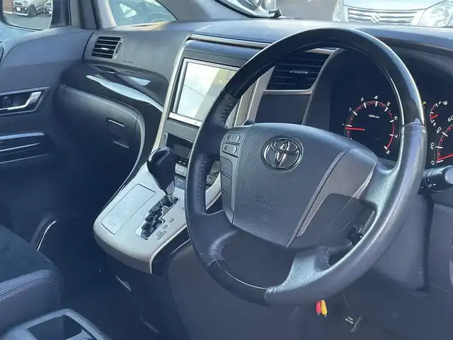 トヨタ ヴェルファイア 2．4Z ゴールデンアイズ 埼玉県 2013(平25)年 14.4万km ホワイトパールクリスタルシャイン (株)IDOMが運営する【じしゃロン川越店】の自社ローン専用車両になります。こちらは現金またはオートローンご利用時の価格です。自社ローンご希望の方は別途その旨お申付け下さい/純正HDDナビ　NHZN-X62G/フルセグ/Bluetooth/CD/DVD/AM/FM/バックカメラ/後席フリップダウンモニター/両側パワースライドドア/クルーズコントロール/電動リアゲート/ハーフレザーシート/後席オットマン/ビルトインETC/HIDオートライト/フォグ/スマートキー（スペアキー×1）/プッシュスタート/ドアバイザー/オート開閉ウインカーミラー/ナノイー/純正フロアマット/ニーエアバッグ/純正18インチアルミホイール/車両取扱説明書