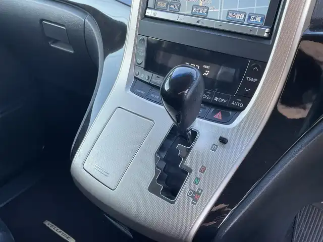 トヨタ ヴェルファイア 2．4Z ゴールデンアイズ 埼玉県 2013(平25)年 14.4万km ホワイトパールクリスタルシャイン (株)IDOMが運営する【じしゃロン川越店】の自社ローン専用車両になります。こちらは現金またはオートローンご利用時の価格です。自社ローンご希望の方は別途その旨お申付け下さい/純正HDDナビ　NHZN-X62G/フルセグ/Bluetooth/CD/DVD/AM/FM/バックカメラ/後席フリップダウンモニター/両側パワースライドドア/クルーズコントロール/電動リアゲート/ハーフレザーシート/後席オットマン/ビルトインETC/HIDオートライト/フォグ/スマートキー（スペアキー×1）/プッシュスタート/ドアバイザー/オート開閉ウインカーミラー/ナノイー/純正フロアマット/ニーエアバッグ/純正18インチアルミホイール/車両取扱説明書