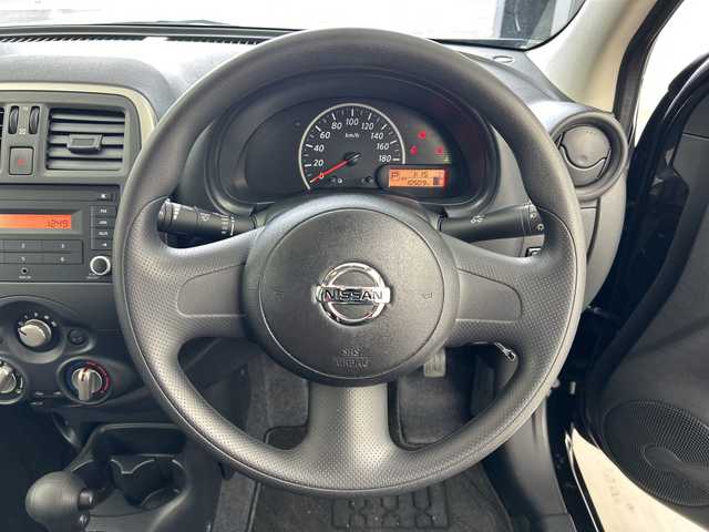 日産 マーチ 奈良県 2017(平29)年 1.1万km ピュアブラック 純正オーディオ/AM/FM/AUX/横滑り防止装置/ヘッドライトレベライザー/リモコンキー/純正フロアマット/電格ミラー/Wエアバッグ/ABS/ドアバイザー/ハロゲンライト/スペアタイヤ