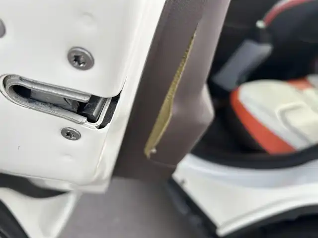 クライスラー・ジープ ジープ レネゲード リミテッド 岡山県 2016(平28)年 3.5万km 白 登録時走行距離34599km/社外ナビ（AVIC-RL900）/ワンセグTV(AM.FM.CD.DVD.TV.BT)/バックカメラ/ETC/ブラインドスポットモニター/シートヒーター/ステアリングヒーター/クリアランスソナー/衝突軽減ブレーキ/横滑り防止装置/クルーズコントロール/車線逸脱警報（レーンキープアシスト）/オートライト/アイドリングストップ/17インチ純正AW/純正フロアマット/レザーシート/D+N席パワーシート