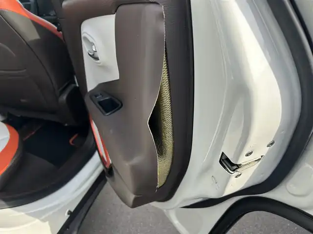 クライスラー・ジープ ジープ レネゲード リミテッド 岡山県 2016(平28)年 3.5万km 白 登録時走行距離34599km/社外ナビ（AVIC-RL900）/ワンセグTV(AM.FM.CD.DVD.TV.BT)/バックカメラ/ETC/ブラインドスポットモニター/シートヒーター/ステアリングヒーター/クリアランスソナー/衝突軽減ブレーキ/横滑り防止装置/クルーズコントロール/車線逸脱警報（レーンキープアシスト）/オートライト/アイドリングストップ/17インチ純正AW/純正フロアマット/レザーシート/D+N席パワーシート