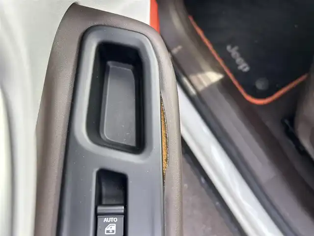 クライスラー・ジープ ジープ レネゲード リミテッド 岡山県 2016(平28)年 3.5万km 白 登録時走行距離34599km/社外ナビ（AVIC-RL900）/ワンセグTV(AM.FM.CD.DVD.TV.BT)/バックカメラ/ETC/ブラインドスポットモニター/シートヒーター/ステアリングヒーター/クリアランスソナー/衝突軽減ブレーキ/横滑り防止装置/クルーズコントロール/車線逸脱警報（レーンキープアシスト）/オートライト/アイドリングストップ/17インチ純正AW/純正フロアマット/レザーシート/D+N席パワーシート