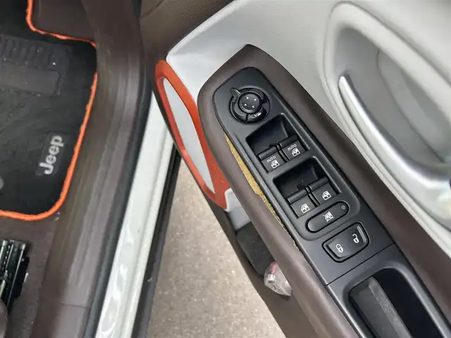 クライスラー・ジープ ジープ レネゲード リミテッド 岡山県 2016(平28)年 3.5万km 白 登録時走行距離34599km/社外ナビ（AVIC-RL900）/ワンセグTV(AM.FM.CD.DVD.TV.BT)/バックカメラ/ETC/ブラインドスポットモニター/シートヒーター/ステアリングヒーター/クリアランスソナー/衝突軽減ブレーキ/横滑り防止装置/クルーズコントロール/車線逸脱警報（レーンキープアシスト）/オートライト/アイドリングストップ/17インチ純正AW/純正フロアマット/レザーシート/D+N席パワーシート