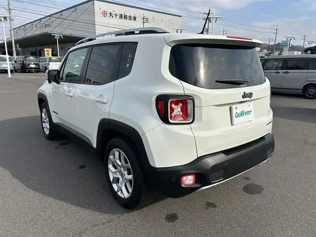 クライスラー・ジープ ジープ レネゲード リミテッド 岡山県 2016(平28)年 3.5万km 白 登録時走行距離34599km/社外ナビ（AVIC-RL900）/ワンセグTV(AM.FM.CD.DVD.TV.BT)/バックカメラ/ETC/ブラインドスポットモニター/シートヒーター/ステアリングヒーター/クリアランスソナー/衝突軽減ブレーキ/横滑り防止装置/クルーズコントロール/車線逸脱警報（レーンキープアシスト）/オートライト/アイドリングストップ/17インチ純正AW/純正フロアマット/レザーシート/D+N席パワーシート