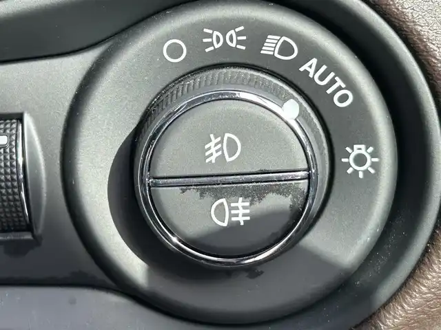 クライスラー・ジープ ジープ レネゲード リミテッド 岡山県 2016(平28)年 3.5万km 白 登録時走行距離34599km/社外ナビ（AVIC-RL900）/ワンセグTV(AM.FM.CD.DVD.TV.BT)/バックカメラ/ETC/ブラインドスポットモニター/シートヒーター/ステアリングヒーター/クリアランスソナー/衝突軽減ブレーキ/横滑り防止装置/クルーズコントロール/車線逸脱警報（レーンキープアシスト）/オートライト/アイドリングストップ/17インチ純正AW/純正フロアマット/レザーシート/D+N席パワーシート