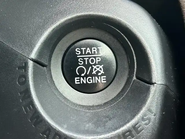 クライスラー・ジープ ジープ レネゲード リミテッド 岡山県 2016(平28)年 3.5万km 白 登録時走行距離34599km/社外ナビ（AVIC-RL900）/ワンセグTV(AM.FM.CD.DVD.TV.BT)/バックカメラ/ETC/ブラインドスポットモニター/シートヒーター/ステアリングヒーター/クリアランスソナー/衝突軽減ブレーキ/横滑り防止装置/クルーズコントロール/車線逸脱警報（レーンキープアシスト）/オートライト/アイドリングストップ/17インチ純正AW/純正フロアマット/レザーシート/D+N席パワーシート