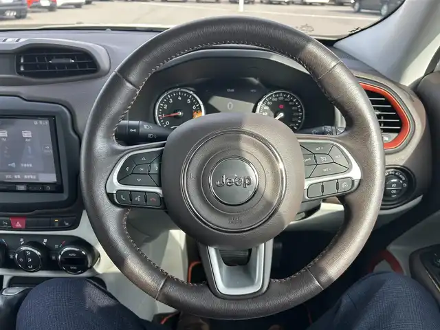 クライスラー・ジープ ジープ レネゲード リミテッド 岡山県 2016(平28)年 3.5万km 白 登録時走行距離34599km/社外ナビ（AVIC-RL900）/ワンセグTV(AM.FM.CD.DVD.TV.BT)/バックカメラ/ETC/ブラインドスポットモニター/シートヒーター/ステアリングヒーター/クリアランスソナー/衝突軽減ブレーキ/横滑り防止装置/クルーズコントロール/車線逸脱警報（レーンキープアシスト）/オートライト/アイドリングストップ/17インチ純正AW/純正フロアマット/レザーシート/D+N席パワーシート