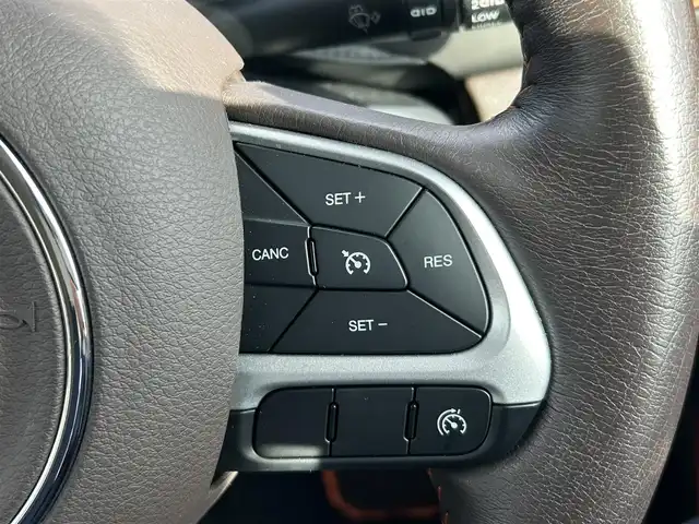 クライスラー・ジープ ジープ レネゲード リミテッド 岡山県 2016(平28)年 3.5万km 白 登録時走行距離34599km/社外ナビ（AVIC-RL900）/ワンセグTV(AM.FM.CD.DVD.TV.BT)/バックカメラ/ETC/ブラインドスポットモニター/シートヒーター/ステアリングヒーター/クリアランスソナー/衝突軽減ブレーキ/横滑り防止装置/クルーズコントロール/車線逸脱警報（レーンキープアシスト）/オートライト/アイドリングストップ/17インチ純正AW/純正フロアマット/レザーシート/D+N席パワーシート