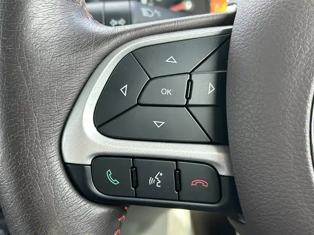 クライスラー・ジープ ジープ レネゲード リミテッド 岡山県 2016(平28)年 3.5万km 白 登録時走行距離34599km/社外ナビ（AVIC-RL900）/ワンセグTV(AM.FM.CD.DVD.TV.BT)/バックカメラ/ETC/ブラインドスポットモニター/シートヒーター/ステアリングヒーター/クリアランスソナー/衝突軽減ブレーキ/横滑り防止装置/クルーズコントロール/車線逸脱警報（レーンキープアシスト）/オートライト/アイドリングストップ/17インチ純正AW/純正フロアマット/レザーシート/D+N席パワーシート