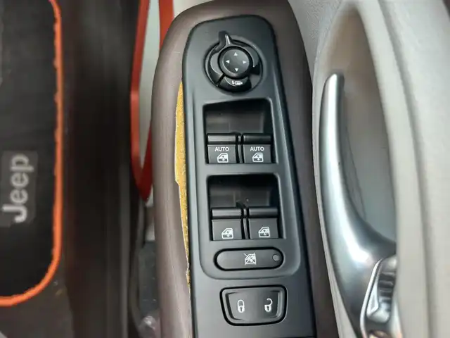 クライスラー・ジープ ジープ レネゲード リミテッド 岡山県 2016(平28)年 3.5万km 白 登録時走行距離34599km/社外ナビ（AVIC-RL900）/ワンセグTV(AM.FM.CD.DVD.TV.BT)/バックカメラ/ETC/ブラインドスポットモニター/シートヒーター/ステアリングヒーター/クリアランスソナー/衝突軽減ブレーキ/横滑り防止装置/クルーズコントロール/車線逸脱警報（レーンキープアシスト）/オートライト/アイドリングストップ/17インチ純正AW/純正フロアマット/レザーシート/D+N席パワーシート