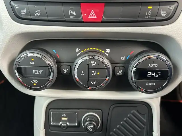 クライスラー・ジープ ジープ レネゲード リミテッド 岡山県 2016(平28)年 3.5万km 白 登録時走行距離34599km/社外ナビ（AVIC-RL900）/ワンセグTV(AM.FM.CD.DVD.TV.BT)/バックカメラ/ETC/ブラインドスポットモニター/シートヒーター/ステアリングヒーター/クリアランスソナー/衝突軽減ブレーキ/横滑り防止装置/クルーズコントロール/車線逸脱警報（レーンキープアシスト）/オートライト/アイドリングストップ/17インチ純正AW/純正フロアマット/レザーシート/D+N席パワーシート