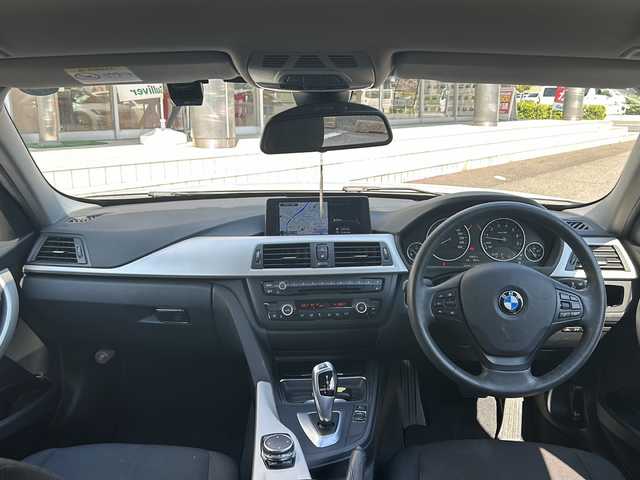 ＢＭＷ ３２０ｉ 福井県 2015(平27)年 5.3万km アルピンホワイトⅢ スマートキー/プッシュスタート/アイドリングストップ/前席パワーシート/純正LEDヘッドライト/ヘッドライトウォッシャー/オートライト/オートハイビーム/フォグランプ/コーナーセンサー/フロントドライブレコーダー/ETC/レーンアシスト/クルーズコントロール/横滑り防止/純正フロアマット/ステアリングスイッチ