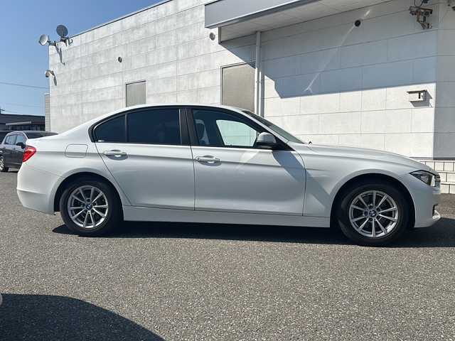 ＢＭＷ ３２０ｉ 福井県 2015(平27)年 5.3万km アルピンホワイトⅢ スマートキー/プッシュスタート/アイドリングストップ/前席パワーシート/純正LEDヘッドライト/ヘッドライトウォッシャー/オートライト/オートハイビーム/フォグランプ/コーナーセンサー/フロントドライブレコーダー/ETC/レーンアシスト/クルーズコントロール/横滑り防止/純正フロアマット/ステアリングスイッチ