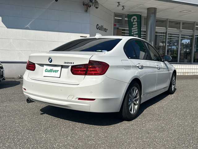 ＢＭＷ ３２０ｉ 福井県 2015(平27)年 5.3万km アルピンホワイトⅢ スマートキー/プッシュスタート/アイドリングストップ/前席パワーシート/純正LEDヘッドライト/ヘッドライトウォッシャー/オートライト/オートハイビーム/フォグランプ/コーナーセンサー/フロントドライブレコーダー/ETC/レーンアシスト/クルーズコントロール/横滑り防止/純正フロアマット/ステアリングスイッチ