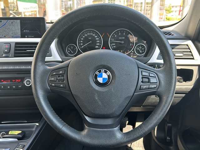 ＢＭＷ ３２０ｉ 福井県 2015(平27)年 5.3万km アルピンホワイトⅢ スマートキー/プッシュスタート/アイドリングストップ/前席パワーシート/純正LEDヘッドライト/ヘッドライトウォッシャー/オートライト/オートハイビーム/フォグランプ/コーナーセンサー/フロントドライブレコーダー/ETC/レーンアシスト/クルーズコントロール/横滑り防止/純正フロアマット/ステアリングスイッチ