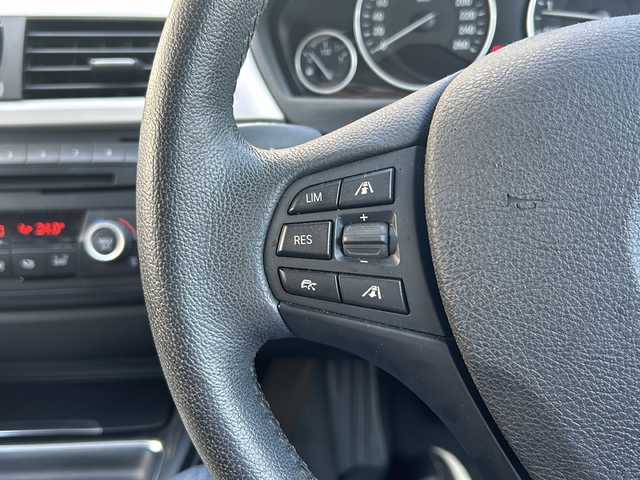 ＢＭＷ ３２０ｉ 福井県 2015(平27)年 5.3万km アルピンホワイトⅢ スマートキー/プッシュスタート/アイドリングストップ/前席パワーシート/純正LEDヘッドライト/ヘッドライトウォッシャー/オートライト/オートハイビーム/フォグランプ/コーナーセンサー/フロントドライブレコーダー/ETC/レーンアシスト/クルーズコントロール/横滑り防止/純正フロアマット/ステアリングスイッチ