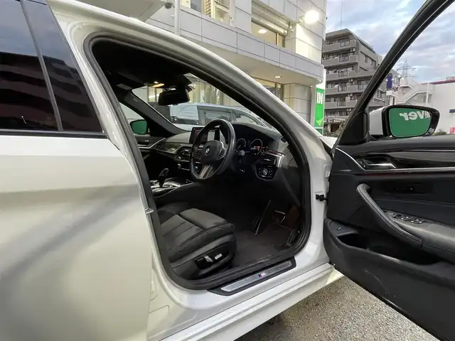 ＢＭＷ ５２３ｄ xDrive Mスピリット 東京都 2019(令1)年 6.8万km アルピンホワイトⅢ 純正ナビ/（DVD/BT/フルセグ）/アドバンスドパッケージ/・パーキングアシストプラス/・パーキングアシスト/・3Dビューカメラ/・前席パワーシート/ドライビングアシストプラス/・アクティブクルーズコントロール/・レーンコントロールアシスト/・後車衝突警報機能/・前車接近警告機能/純正18インチホイール/純正フロアマット/ツインターボ/ETC/保証書/取扱説明書