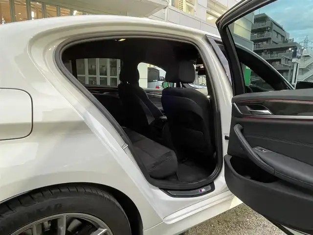 ＢＭＷ ５２３ｄ xDrive Mスピリット 東京都 2019(令1)年 6.8万km アルピンホワイトⅢ 純正ナビ/（DVD/BT/フルセグ）/アドバンスドパッケージ/・パーキングアシストプラス/・パーキングアシスト/・3Dビューカメラ/・前席パワーシート/ドライビングアシストプラス/・アクティブクルーズコントロール/・レーンコントロールアシスト/・後車衝突警報機能/・前車接近警告機能/純正18インチホイール/純正フロアマット/ツインターボ/ETC/保証書/取扱説明書