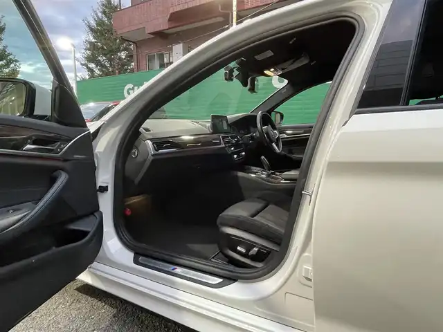 ＢＭＷ ５２３ｄ xDrive Mスピリット 東京都 2019(令1)年 6.8万km アルピンホワイトⅢ 純正ナビ/（DVD/BT/フルセグ）/アドバンスドパッケージ/・パーキングアシストプラス/・パーキングアシスト/・3Dビューカメラ/・前席パワーシート/ドライビングアシストプラス/・アクティブクルーズコントロール/・レーンコントロールアシスト/・後車衝突警報機能/・前車接近警告機能/純正18インチホイール/純正フロアマット/ツインターボ/ETC/保証書/取扱説明書