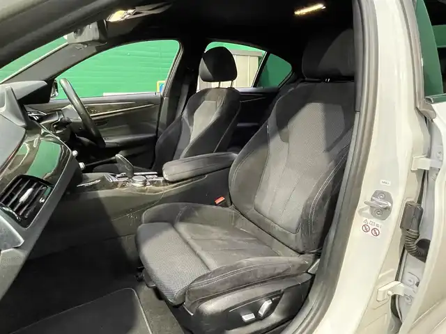 ＢＭＷ ５２３ｄ xDrive Mスピリット 東京都 2019(令1)年 6.8万km アルピンホワイトⅢ 純正ナビ/（DVD/BT/フルセグ）/アドバンスドパッケージ/・パーキングアシストプラス/・パーキングアシスト/・3Dビューカメラ/・前席パワーシート/ドライビングアシストプラス/・アクティブクルーズコントロール/・レーンコントロールアシスト/・後車衝突警報機能/・前車接近警告機能/純正18インチホイール/純正フロアマット/ツインターボ/ETC/保証書/取扱説明書