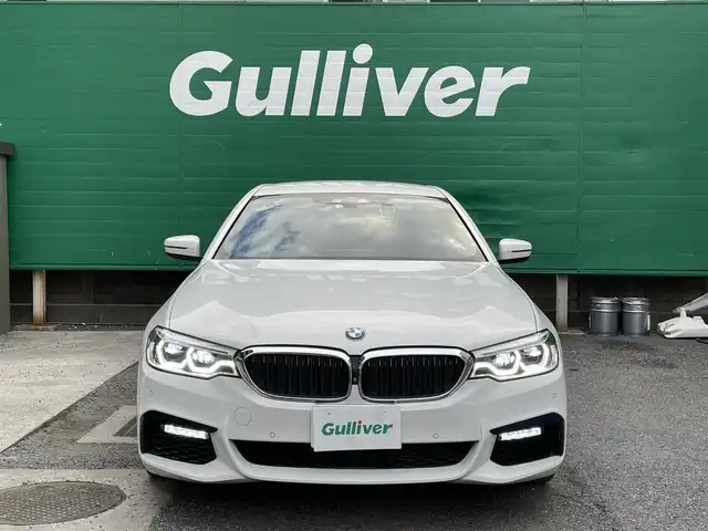 ＢＭＷ ５２３ｄ xDrive Mスピリット 東京都 2019(令1)年 6.8万km アルピンホワイトⅢ 純正ナビ/（DVD/BT/フルセグ）/アドバンスドパッケージ/・パーキングアシストプラス/・パーキングアシスト/・3Dビューカメラ/・前席パワーシート/ドライビングアシストプラス/・アクティブクルーズコントロール/・レーンコントロールアシスト/・後車衝突警報機能/・前車接近警告機能/純正18インチホイール/純正フロアマット/ツインターボ/ETC/保証書/取扱説明書
