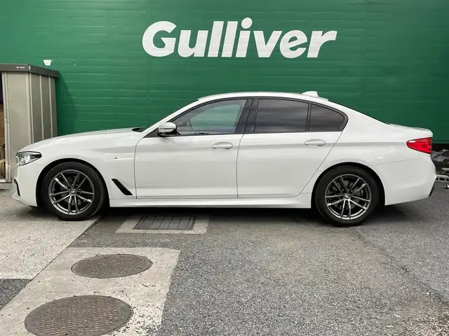 ＢＭＷ ５２３ｄ xDrive Mスピリット 東京都 2019(令1)年 6.8万km アルピンホワイトⅢ 純正ナビ/（DVD/BT/フルセグ）/アドバンスドパッケージ/・パーキングアシストプラス/・パーキングアシスト/・3Dビューカメラ/・前席パワーシート/ドライビングアシストプラス/・アクティブクルーズコントロール/・レーンコントロールアシスト/・後車衝突警報機能/・前車接近警告機能/純正18インチホイール/純正フロアマット/ツインターボ/ETC/保証書/取扱説明書