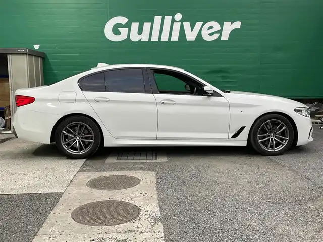 ＢＭＷ ５２３ｄ xDrive Mスピリット 東京都 2019(令1)年 6.8万km アルピンホワイトⅢ 純正ナビ/（DVD/BT/フルセグ）/アドバンスドパッケージ/・パーキングアシストプラス/・パーキングアシスト/・3Dビューカメラ/・前席パワーシート/ドライビングアシストプラス/・アクティブクルーズコントロール/・レーンコントロールアシスト/・後車衝突警報機能/・前車接近警告機能/純正18インチホイール/純正フロアマット/ツインターボ/ETC/保証書/取扱説明書