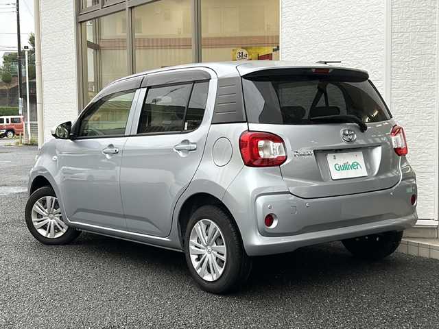 トヨタ パッソ X Lパッケージ 神奈川県 2023(令5)年 0.4万km ブライトシルバーM ワンオーナー/衝突被害軽減システム/クリアランスソナー/純正SDナビ/CD/SD/Bluetooth/ワンセグ/バックカメラ/アイドリングストップ/前後ドライブ/スマートキー×２/ETC/純正フロアマット/取扱説明書/保証書