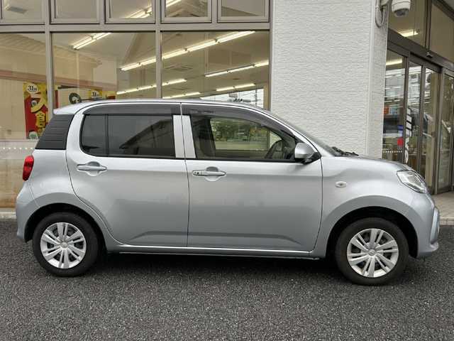 トヨタ パッソ X Lパッケージ 神奈川県 2023(令5)年 0.4万km ブライトシルバーM ワンオーナー/衝突被害軽減システム/クリアランスソナー/純正SDナビ/CD/SD/Bluetooth/ワンセグ/バックカメラ/アイドリングストップ/前後ドライブ/スマートキー×２/ETC/純正フロアマット/取扱説明書/保証書