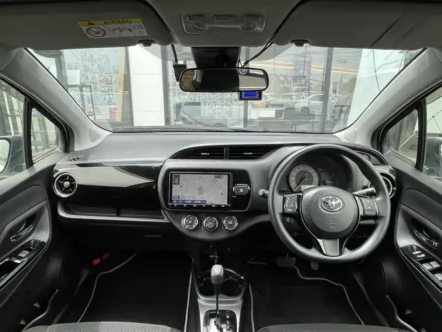 トヨタ ヴィッツ F セーフティーエディションⅢ 千葉県 2019(平31)年 2.9万km ホワイトパールクリスタルシャイン 純正9インチメモリナビ/(フルセグTV/CD/DVD/BT/FM/AM)/バックカメラ/衝突軽減ブレーキ/車線逸脱警報/横滑り防止装置/ETC/ドライブレコーダー/LEDヘッドライト/フォグランプ/オートライト/電動格納ミラー/シートリフター/プッシュスタート/スマートキー/フロアマット/ドアバイザー/スペアキー/取扱説明書/保証書