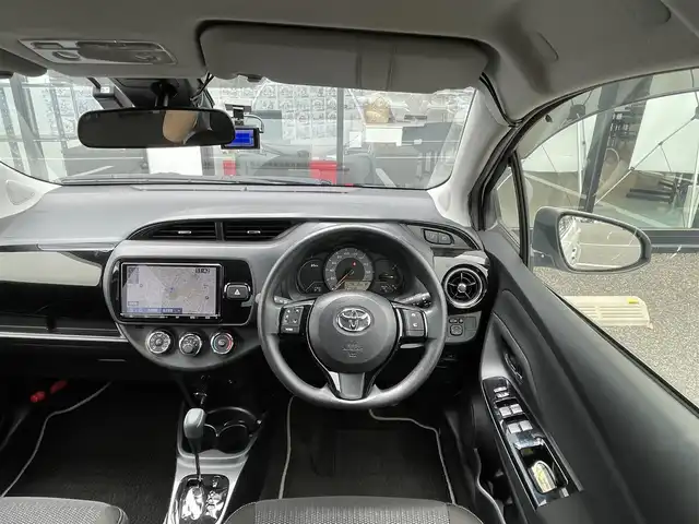 トヨタ ヴィッツ F セーフティーエディションⅢ 千葉県 2019(平31)年 2.9万km ホワイトパールクリスタルシャイン 純正9インチメモリナビ/(フルセグTV/CD/DVD/BT/FM/AM)/バックカメラ/衝突軽減ブレーキ/車線逸脱警報/横滑り防止装置/ETC/ドライブレコーダー/LEDヘッドライト/フォグランプ/オートライト/電動格納ミラー/シートリフター/プッシュスタート/スマートキー/フロアマット/ドアバイザー/スペアキー/取扱説明書/保証書