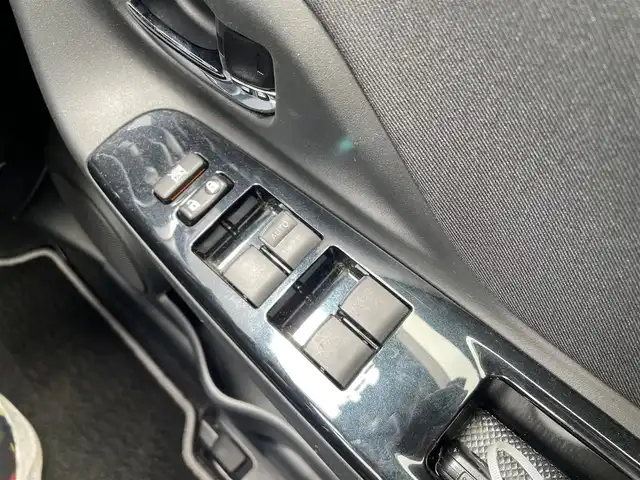 トヨタ ヴィッツ F セーフティーエディションⅢ 千葉県 2019(平31)年 2.9万km ホワイトパールクリスタルシャイン 純正9インチメモリナビ/(フルセグTV/CD/DVD/BT/FM/AM)/バックカメラ/衝突軽減ブレーキ/車線逸脱警報/横滑り防止装置/ETC/ドライブレコーダー/LEDヘッドライト/フォグランプ/オートライト/電動格納ミラー/シートリフター/プッシュスタート/スマートキー/フロアマット/ドアバイザー/スペアキー/取扱説明書/保証書