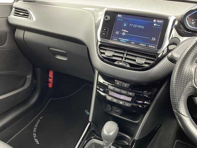 プジョー ２００８ クロスシティ 新潟県 2017(平29)年 6万km グレー ターボ/純正ナビ/(FM.AM.USB)/バックカメラ/革巻きステアリング/ステアリングリモコン/オートライト/MTモード/ドライブモード切替/電動格納ウィンカーミラー/ヘッドライトレベライザー/ハーフレザーシート/前席シートヒーター/リアコーナーセンサー/キーレス×2/純正フロアマット