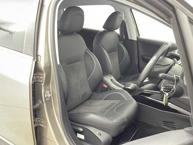 プジョー ２００８ クロスシティ 新潟県 2017(平29)年 6万km グレー ターボ/純正ナビ/(FM.AM.USB)/バックカメラ/革巻きステアリング/ステアリングリモコン/オートライト/MTモード/ドライブモード切替/電動格納ウィンカーミラー/ヘッドライトレベライザー/ハーフレザーシート/前席シートヒーター/リアコーナーセンサー/キーレス×2/純正フロアマット