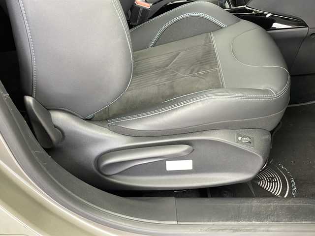 プジョー ２００８ クロスシティ 新潟県 2017(平29)年 6万km グレー ターボ/純正ナビ/(FM.AM.USB)/バックカメラ/革巻きステアリング/ステアリングリモコン/オートライト/MTモード/ドライブモード切替/電動格納ウィンカーミラー/ヘッドライトレベライザー/ハーフレザーシート/前席シートヒーター/リアコーナーセンサー/キーレス×2/純正フロアマット