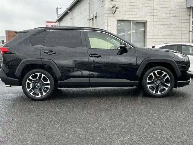 トヨタ ＲＡＶ４ アドベンチャー 広島県 2019(令1)年 6.1万km アティチュードブラックマイカ ワンオーナー/ダイナミックトルクベクタリングAWD/[4WD]/純正ナビ/[CD/DVD/フルセグTV/Bluetooth]/バックカメラ/ETC/シートヒーター/[D/N]/パワーシート/[D席]/ステアリングヒーター/衝突回避支援/レーントレーシングアシスト/オートマチックハイビーム/ブラインドスポットモニター/レーダークルーズコントロール/LEDヘッドライト/オートライト/プッシュスタート/スペアキー/フォグライト/ブレーキホールド/電動パーキングシステム/純正19AW/オートリトラミラー