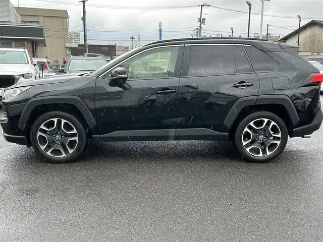 トヨタ ＲＡＶ４ アドベンチャー 広島県 2019(令1)年 6.1万km アティチュードブラックマイカ ワンオーナー/ダイナミックトルクベクタリングAWD/[4WD]/純正ナビ/[CD/DVD/フルセグTV/Bluetooth]/バックカメラ/ETC/シートヒーター/[D/N]/パワーシート/[D席]/ステアリングヒーター/衝突回避支援/レーントレーシングアシスト/オートマチックハイビーム/ブラインドスポットモニター/レーダークルーズコントロール/LEDヘッドライト/オートライト/プッシュスタート/スペアキー/フォグライト/ブレーキホールド/電動パーキングシステム/純正19AW/オートリトラミラー