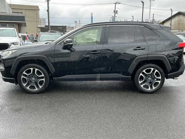 トヨタ ＲＡＶ４ アドベンチャー 広島県 2019(令1)年 6.1万km アティチュードブラックマイカ ワンオーナー/ダイナミックトルクベクタリングAWD/[4WD]/純正ナビ/[CD/DVD/フルセグTV/Bluetooth]/バックカメラ/ETC/シートヒーター/[D/N]/パワーシート/[D席]/ステアリングヒーター/衝突回避支援/レーントレーシングアシスト/オートマチックハイビーム/ブラインドスポットモニター/レーダークルーズコントロール/LEDヘッドライト/オートライト/プッシュスタート/スペアキー/フォグライト/ブレーキホールド/電動パーキングシステム/純正19AW/オートリトラミラー