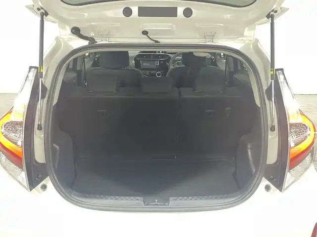 トヨタ アクア S 大阪府 2017(平29)年 2.8万km スーパーホワイトⅡ 純正ナビ(フルセグ/DVD再生/Bluetooth) バックカメラ ETC 衝突軽減 トヨタセーフティセンス アイドリングストップ スマートキー プッシュスタート ドラレコ ワンオーナー