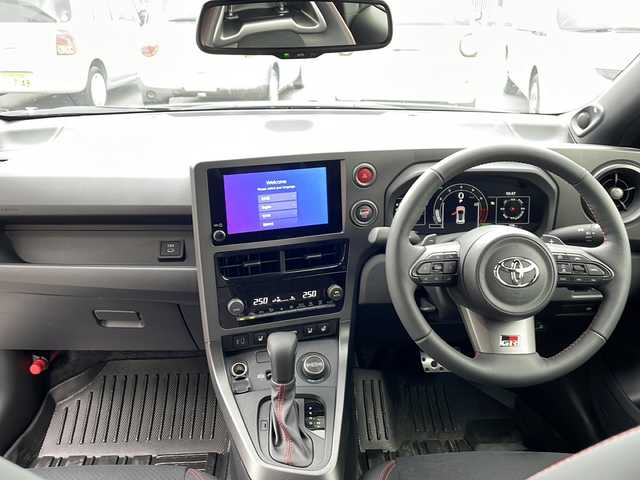 トヨタ ＧＲヤリス RZ ハイパフォーマンス 兵庫県 2024(令6)年 0.1万km プラチナホワイトパールマイカ 純正ナビ（AM/FM/BT)/・フルセグTV/衝突軽減システム/パーキングアシスト/横滑り防止/追従付きクルーズコントロール/ステアリングヒーター/ステアリングスイッチ/オートライト/ヘッドライトレベライザー/ビルトインETC2.0/パドルシフト/シートヒーター/ドライブレコーダー