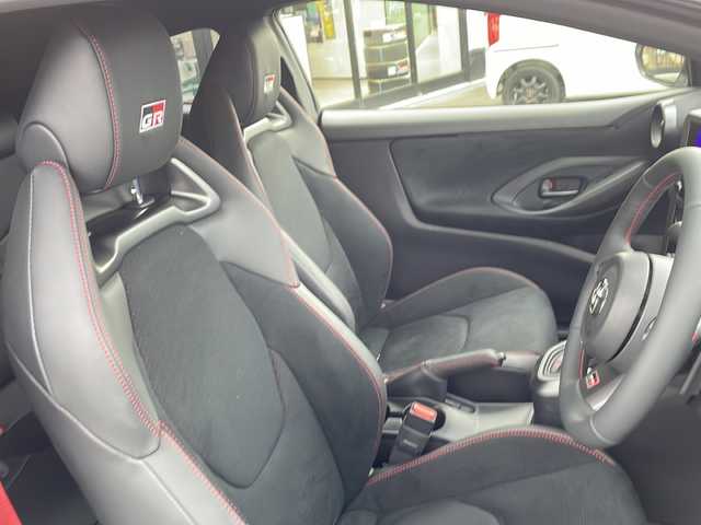 トヨタ ＧＲヤリス RZ ハイパフォーマンス 兵庫県 2024(令6)年 0.1万km プラチナホワイトパールマイカ 純正ナビ（AM/FM/BT)/・フルセグTV/衝突軽減システム/パーキングアシスト/横滑り防止/追従付きクルーズコントロール/ステアリングヒーター/ステアリングスイッチ/オートライト/ヘッドライトレベライザー/ビルトインETC2.0/パドルシフト/シートヒーター/ドライブレコーダー