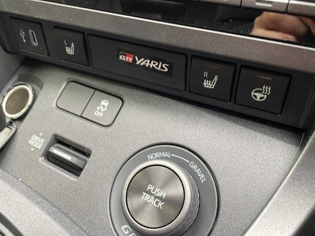 トヨタ ＧＲヤリス RZ ハイパフォーマンス 兵庫県 2024(令6)年 0.1万km プラチナホワイトパールマイカ 純正ナビ（AM/FM/BT)/・フルセグTV/衝突軽減システム/パーキングアシスト/横滑り防止/追従付きクルーズコントロール/ステアリングヒーター/ステアリングスイッチ/オートライト/ヘッドライトレベライザー/ビルトインETC2.0/パドルシフト/シートヒーター/ドライブレコーダー