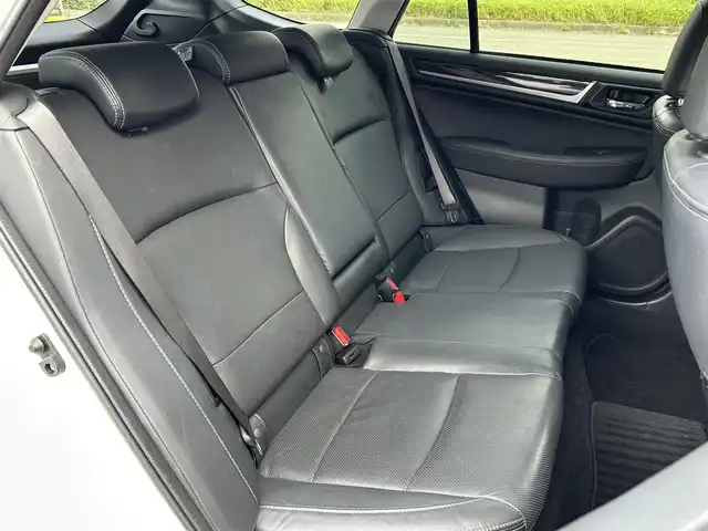 スバル アウトバック ベース 道東・釧路十勝 2018(平30)年 3.2万km クリスタルホワイトP ワンオーナー/ディーラーオプションDAIATONESOUNDNAVI・フルセグ・DVD・CD・SD・MSV・USB・Bluetooth/ナビ連動ビルトインETC2.0/アイサイトVer3/フロントカメラ/サイドカメラ/バックカメラ/革巻ステアリング/パドルシフト/レーダークルーズコントロール/ハンドルヒーター/BSM/充電用USB×4/X-MODE/黒革シート/前席パワーシート（運転席2メモリ）/全席シートヒーター/LEDヘッドライト/フォグランプ/純正17インチアルミ/フットランプ/トノカバー/新車時保証書/取扱説明書/スマートキー×3