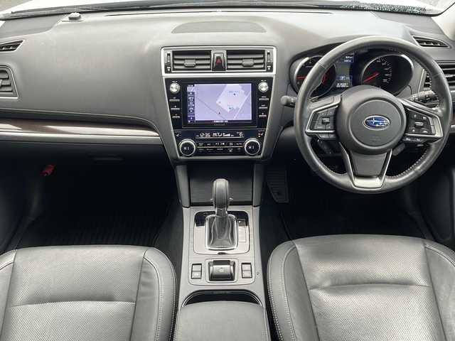 スバル アウトバック ベース 道東・釧路十勝 2018(平30)年 3.2万km クリスタルホワイトP ・4WD/・DAIATONESOUNDNAVI/（フルセグ・DVD・CD・SD・MSV・USB・Bluetooth）/・ナビ連動ビルトインETC2.0/・アイサイトVer3/・フロントカメラ/・サイドカメラ/・バックカメラ/・革巻ステアリング/・パドルシフト/・レーダークルーズコントロール/・ハンドルヒーター/・BSM/・充電用USB×4/・X-MODE/・黒革シート/・前席パワーシート（運転席2メモリ）/・全席シートヒーター/・LEDヘッドライト/・フォグランプ/・純正17インチアルミ/・フットランプ/・トノカバー/・新車時保証書/・取扱説明書
