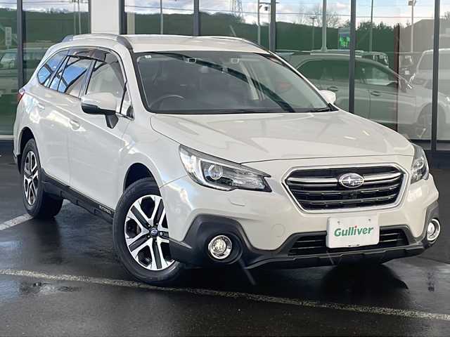 スバル アウトバック ベース 道東・釧路十勝 2018(平30)年 3.2万km クリスタルホワイトP ・4WD/・DAIATONESOUNDNAVI/（フルセグ・DVD・CD・SD・MSV・USB・Bluetooth）/・ナビ連動ビルトインETC2.0/・アイサイトVer3/・フロントカメラ/・サイドカメラ/・バックカメラ/・革巻ステアリング/・パドルシフト/・レーダークルーズコントロール/・ハンドルヒーター/・BSM/・充電用USB×4/・X-MODE/・黒革シート/・前席パワーシート（運転席2メモリ）/・全席シートヒーター/・LEDヘッドライト/・フォグランプ/・純正17インチアルミ/・フットランプ/・トノカバー/・新車時保証書/・取扱説明書