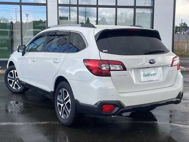スバル アウトバック ベース 道東・釧路十勝 2018(平30)年 3.2万km クリスタルホワイトP ・4WD/・DAIATONESOUNDNAVI/（フルセグ・DVD・CD・SD・MSV・USB・Bluetooth）/・ナビ連動ビルトインETC2.0/・アイサイトVer3/・フロントカメラ/・サイドカメラ/・バックカメラ/・革巻ステアリング/・パドルシフト/・レーダークルーズコントロール/・ハンドルヒーター/・BSM/・充電用USB×4/・X-MODE/・黒革シート/・前席パワーシート（運転席2メモリ）/・全席シートヒーター/・LEDヘッドライト/・フォグランプ/・純正17インチアルミ/・フットランプ/・トノカバー/・新車時保証書/・取扱説明書