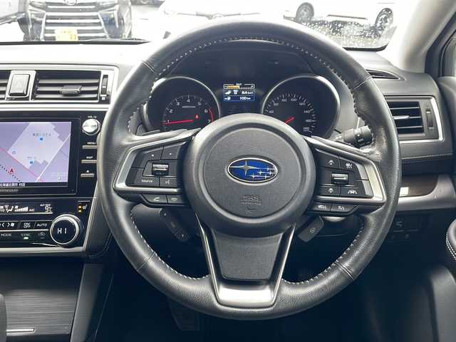 スバル アウトバック ベース 道東・釧路十勝 2018(平30)年 3.2万km クリスタルホワイトP ・4WD/・DAIATONESOUNDNAVI/（フルセグ・DVD・CD・SD・MSV・USB・Bluetooth）/・ナビ連動ビルトインETC2.0/・アイサイトVer3/・フロントカメラ/・サイドカメラ/・バックカメラ/・革巻ステアリング/・パドルシフト/・レーダークルーズコントロール/・ハンドルヒーター/・BSM/・充電用USB×4/・X-MODE/・黒革シート/・前席パワーシート（運転席2メモリ）/・全席シートヒーター/・LEDヘッドライト/・フォグランプ/・純正17インチアルミ/・フットランプ/・トノカバー/・新車時保証書/・取扱説明書